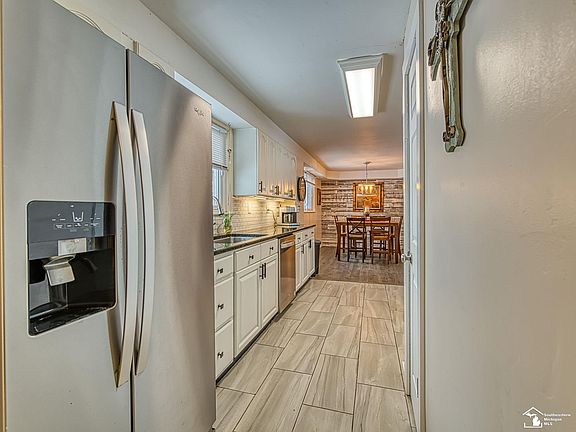 2nd image of 2525 Reinhardt Rd