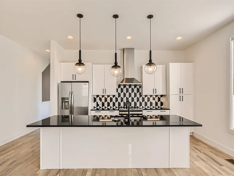 423 Serenity Ln — Photo 4