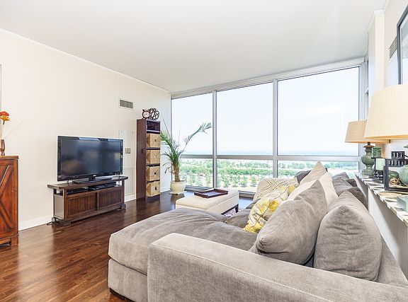 4th image of 1901 S Calumet Ave #1105