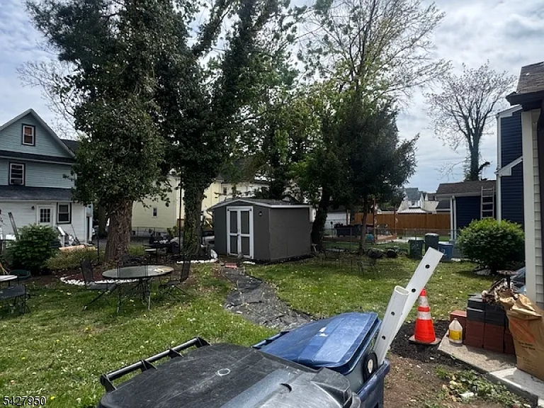 646 E 6th St — Photo 2