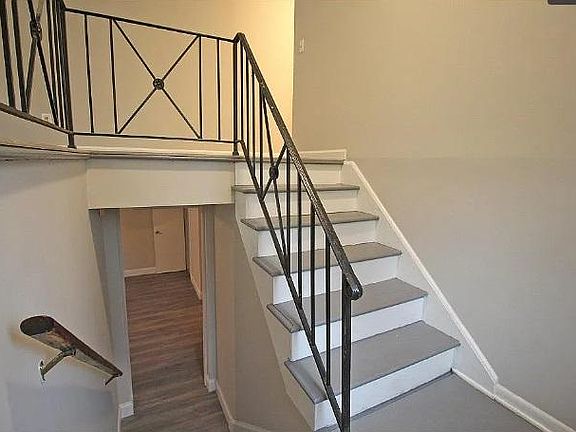 3rd image of 2501 Carolyn Dr SE