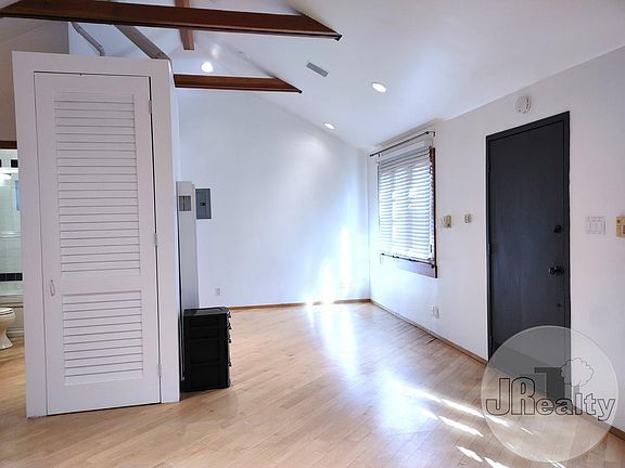 3rd image of 1449 1/2 Calumet Ave