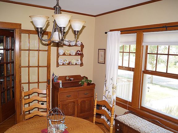 Dining room w/ French doors.