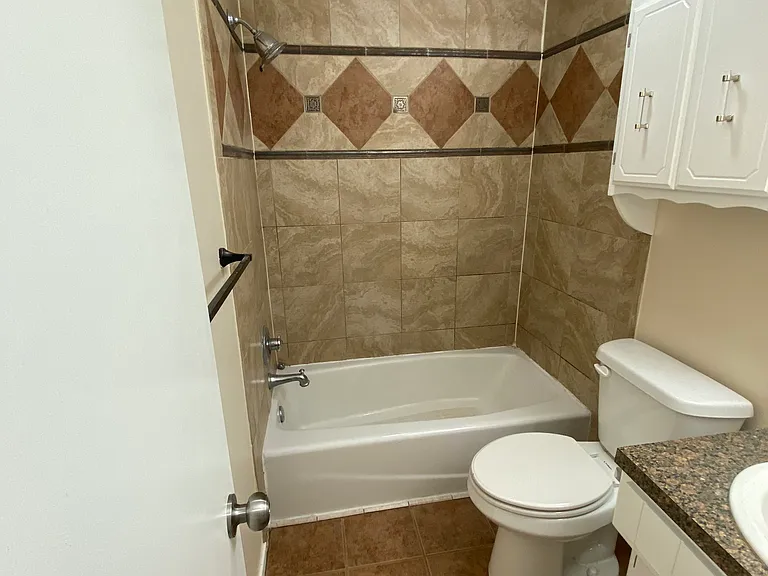 1001 E Knapp Ave — Photo 5