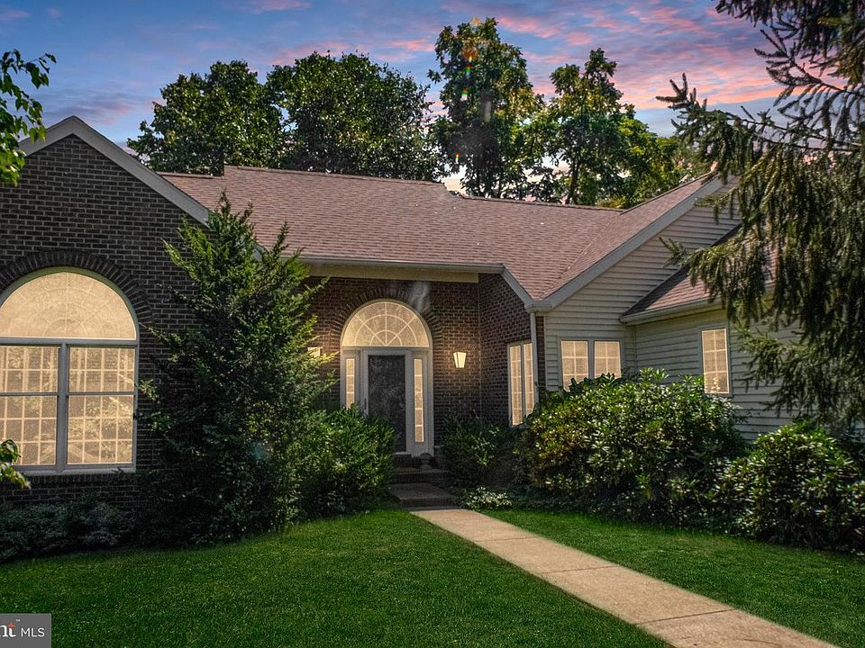 1st image of 128 Colonial Ct