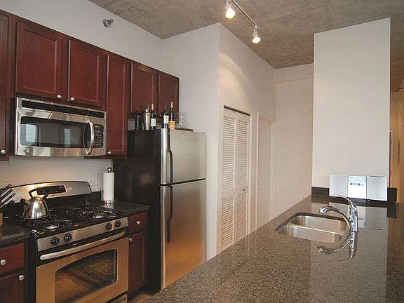 4th image of 1122 W Catalpa Ave APT 718