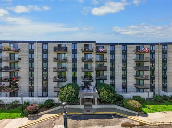 9078 Heathwood Dr #5K, Niles, IL 60714