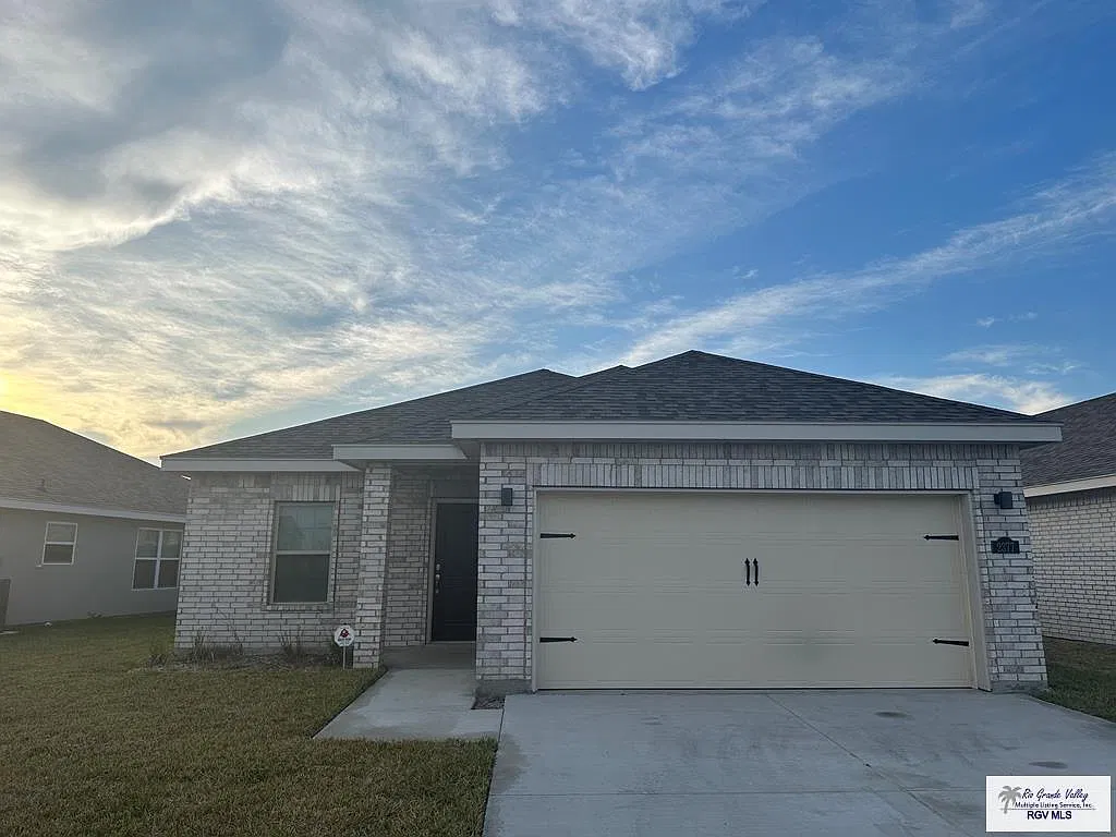 3 bed, 2.0 bath, 1304 sqft, $2,100 — Photo 1