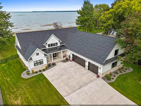 1751 E Shore Cir, Green Bay, WI 54302