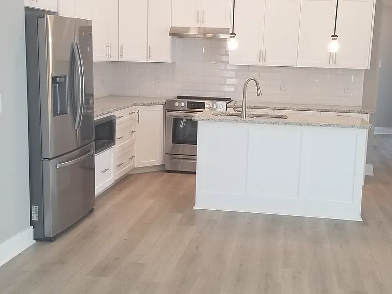 1121 Lawrence Ave #6 — Photo 10