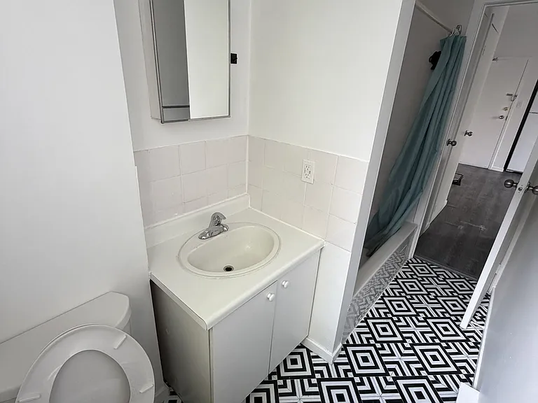 968 Bathurst St #2 — Photo 8