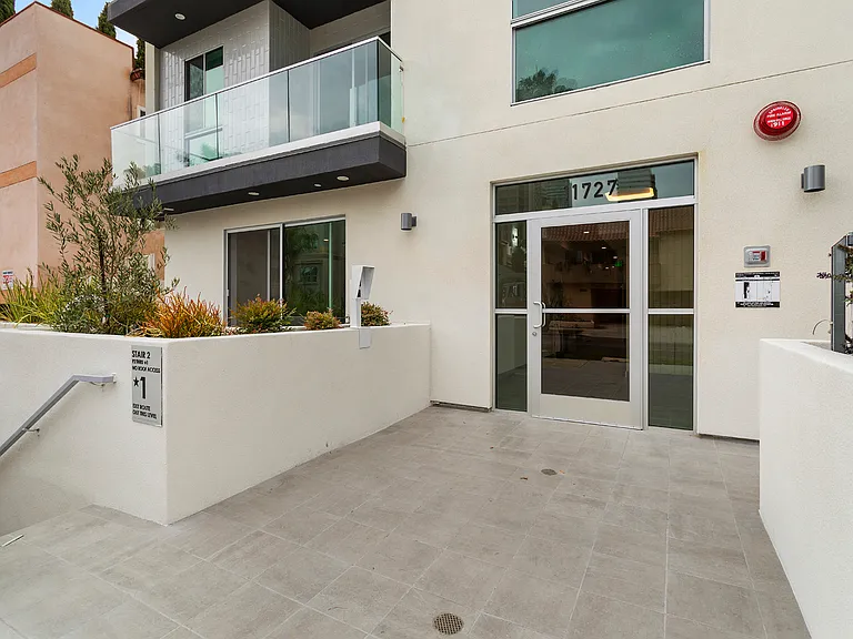 11727 Kiowa Ave — Photo 3