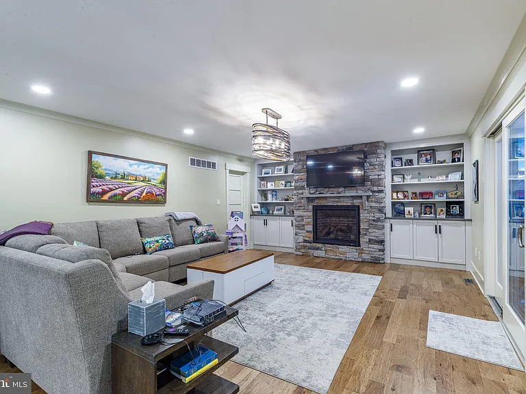1135 Romsey Dr — Photo 16