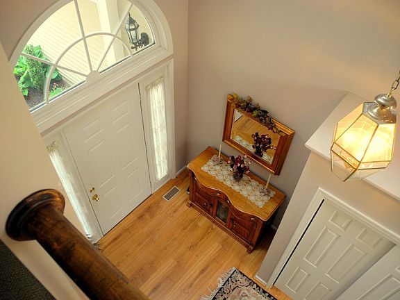 3rd image of 7 Charleston Dr