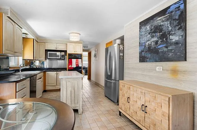 The island is no longer in the kitchen - 3807 Scoville Ave #1