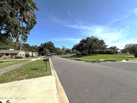 4th image of 1136 KNOLL Drive W