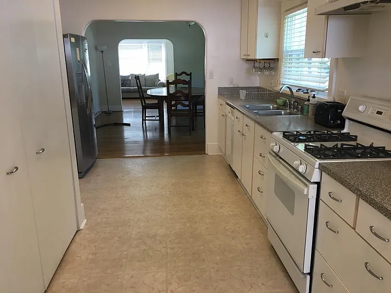 884 College Ave — Photo 9