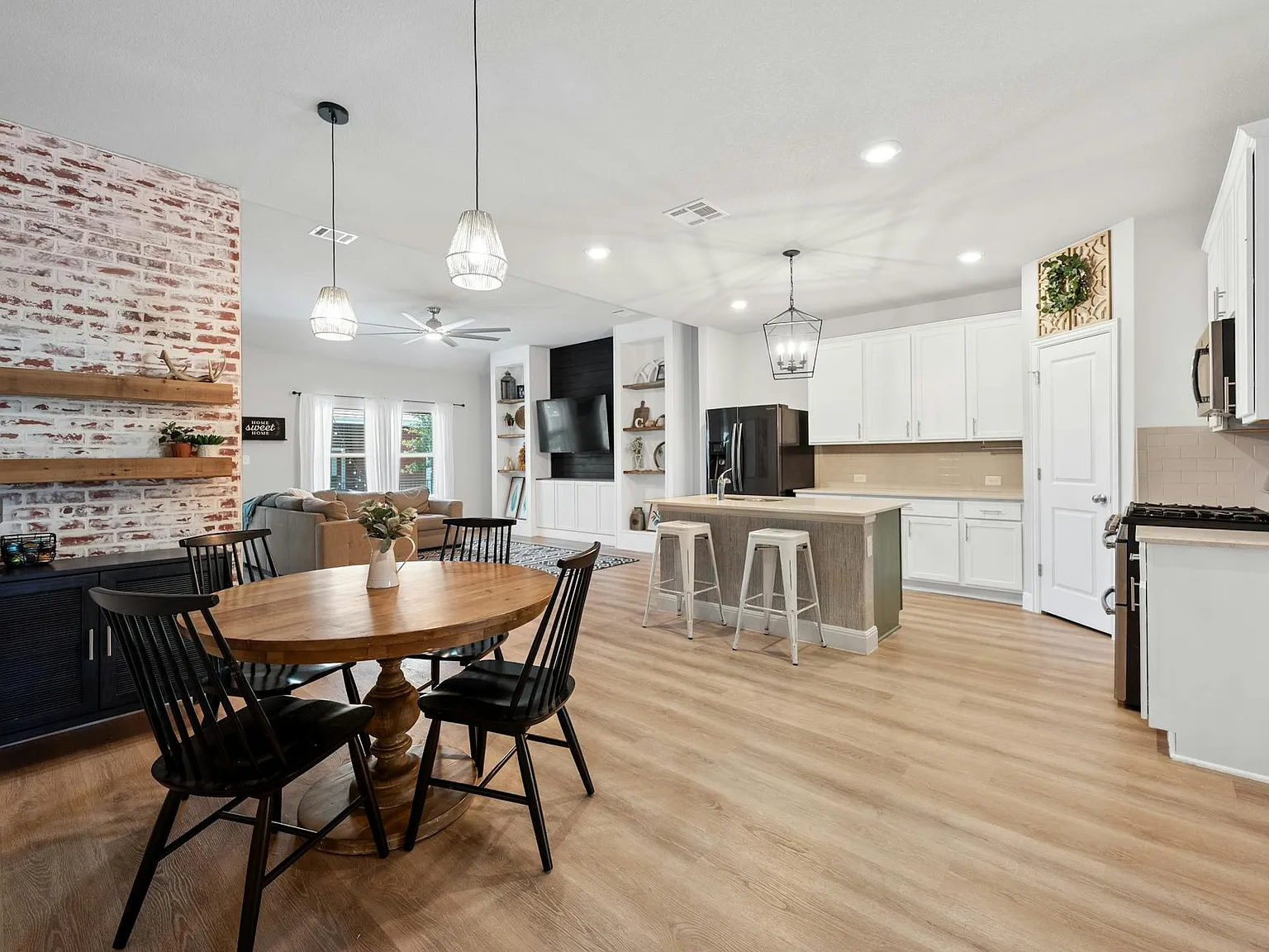 4 bed, 2455 sqft, $2,495 — Photo 4
