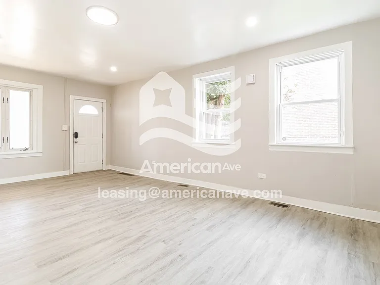 927916_006_wm_-_living_room_13376063.jpg