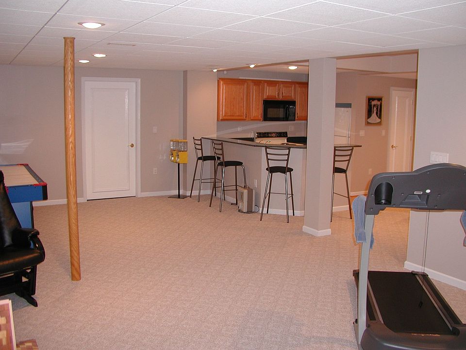 Finished Bsmnt with Kitchenette, Wet Bar, Full Bath, Steam Shwr, Bed, Rec Rm  