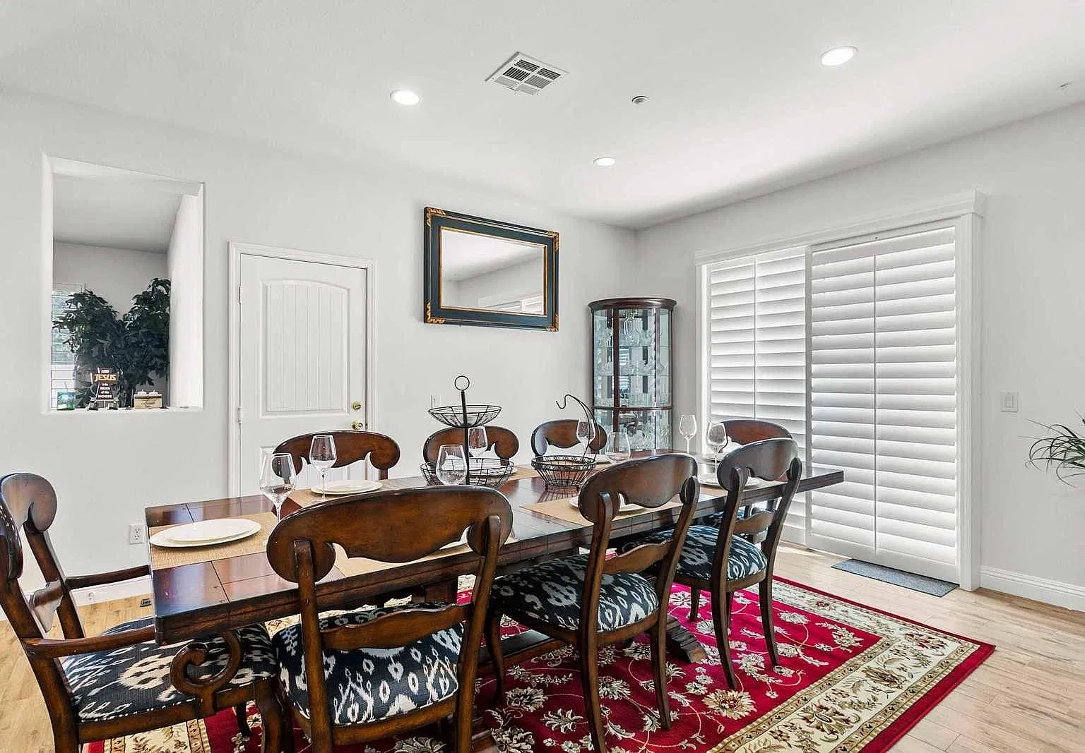 5 bed, 3152 sqft, $6,600 — Photo 2