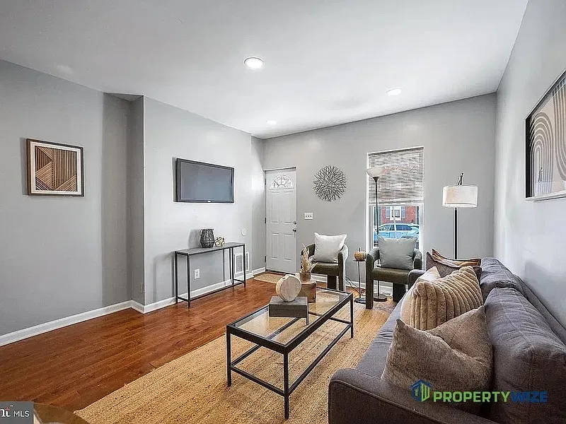 3 bed, 1.5 bath, 1638 sqft, $2,200 — Photo 2
