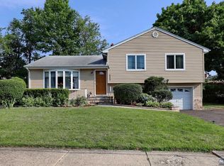 40-03 Terhune Pl, Fair Lawn, NJ 07410