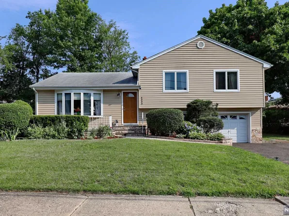 40-03 Terhune Pl, Fair Lawn, NJ 07410