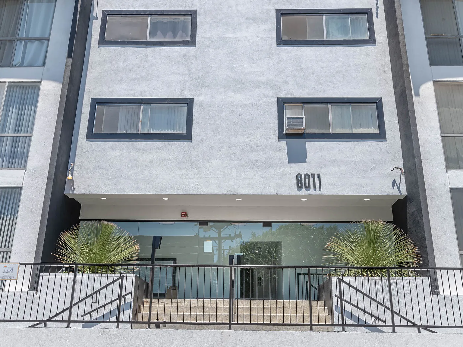 8011 W Romaine St — Photo 1
