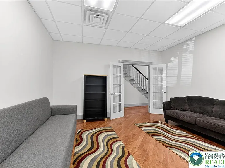 401 W Broad St — Photo 4