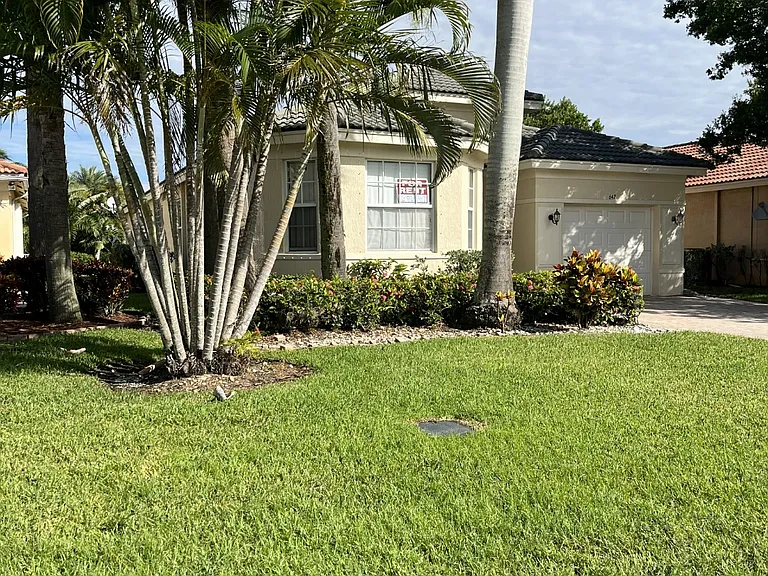 642 NW Stanford Ln — Photo 1