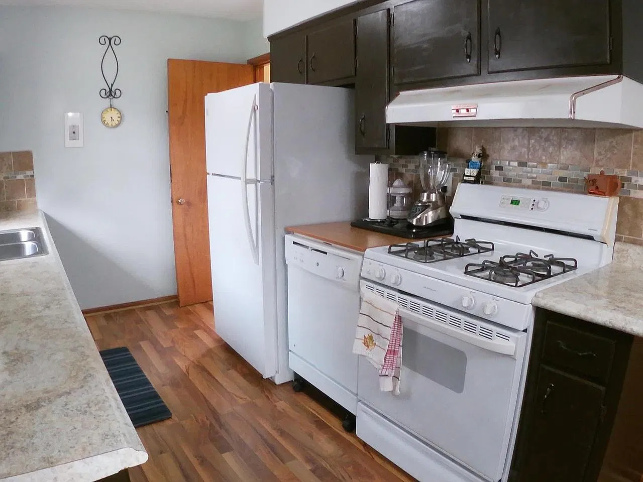 4 bed, 1.5 bath, 1600 sqft, $1,945 — Photo 3
