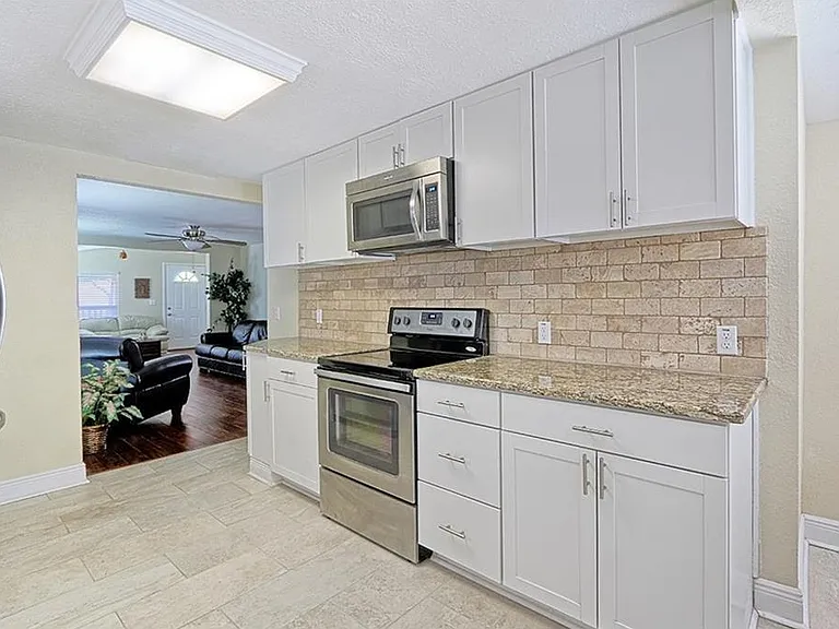1235 Lakeview Rd — Photo 3