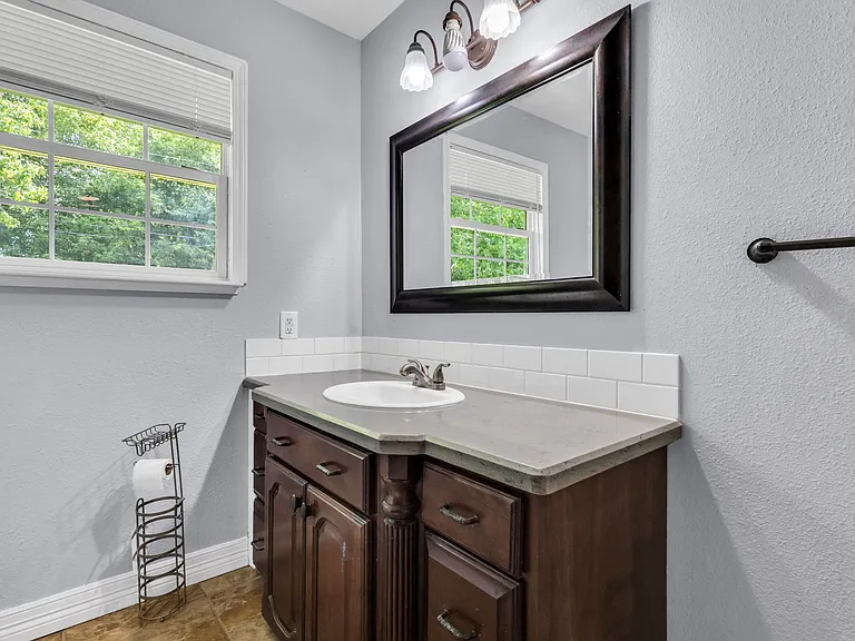 900 Carolina Dr — Photo 6