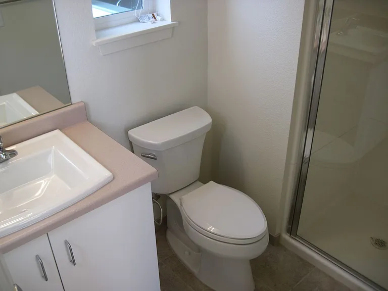 Spacious 3 Bed, 2 Bath, 1250 Square Foot Apartment with Air Conditioning. — Photo 5