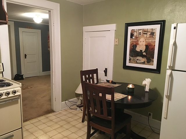 Kitchen (reverse angle)