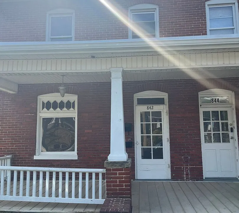 842 Summit Ave #844