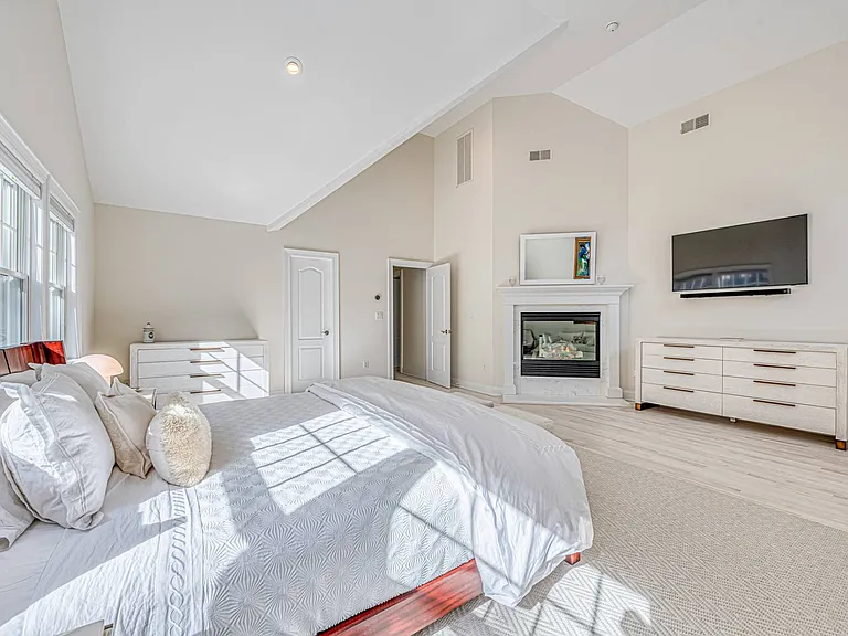 1058 Noyac Path — Photo 15