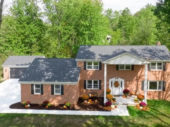 6785 Tanglewood Dr, Youngstown, OH 44512