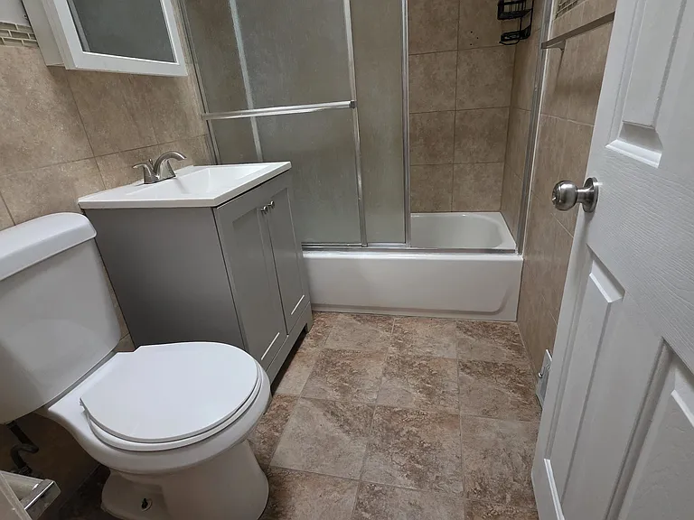 2319 Benson St #2 — Photo 14