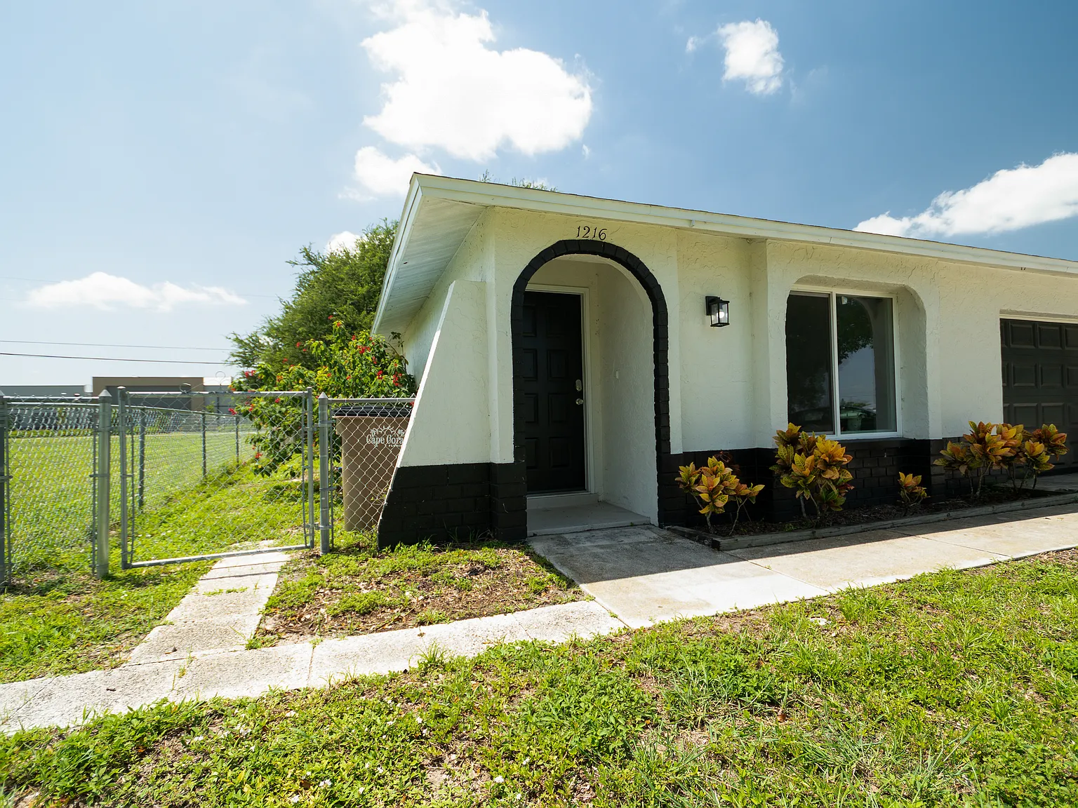 3 bed, 1167 sqft, $2,000 — Photo 2