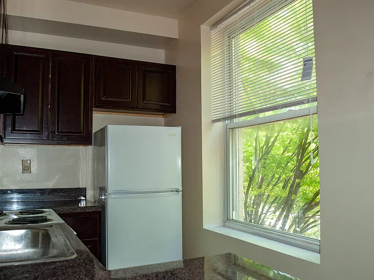 Virginia Arms Apartments — Photo 22