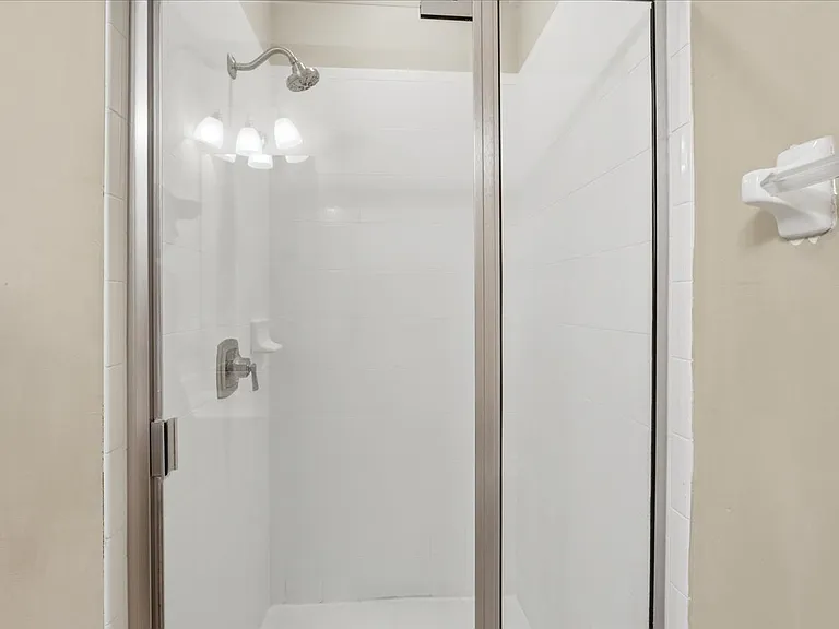 290 Westlawn Dr — Photo 12
