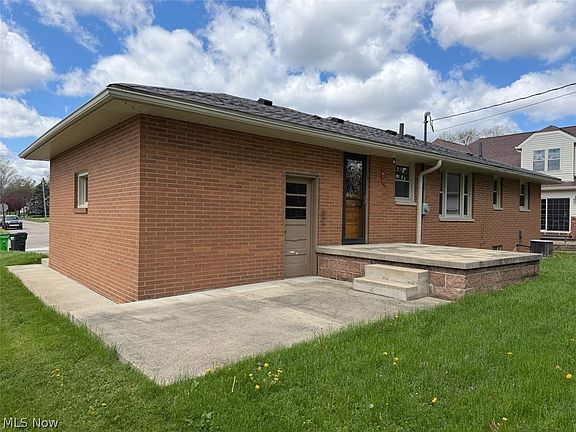 3rd image of 1290 Parkway Blvd