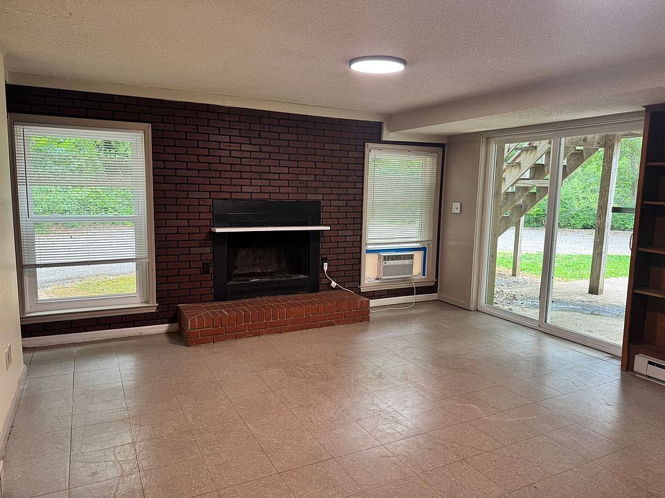 1st image of 744 Crescent Dr APT 4