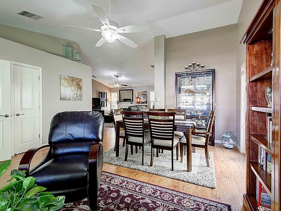 3rd image of 609 Belhurst Ct
