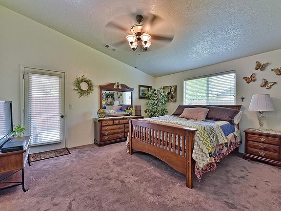 3rd image of 944 Willowdale Ave