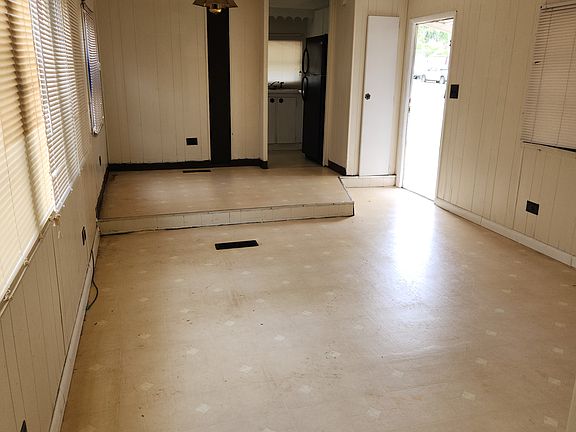 2nd image of 938 Edgehill Rd