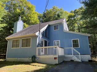 136 Saint Dr, Dingmans Ferry, PA 18328