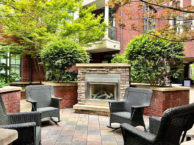 2810 Selwyn Ave #111 — Photo 7